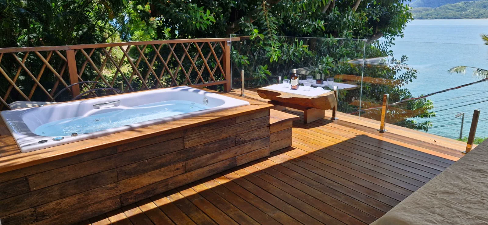Hidromassagem e deck privativo do Chalé Jabuticabeira