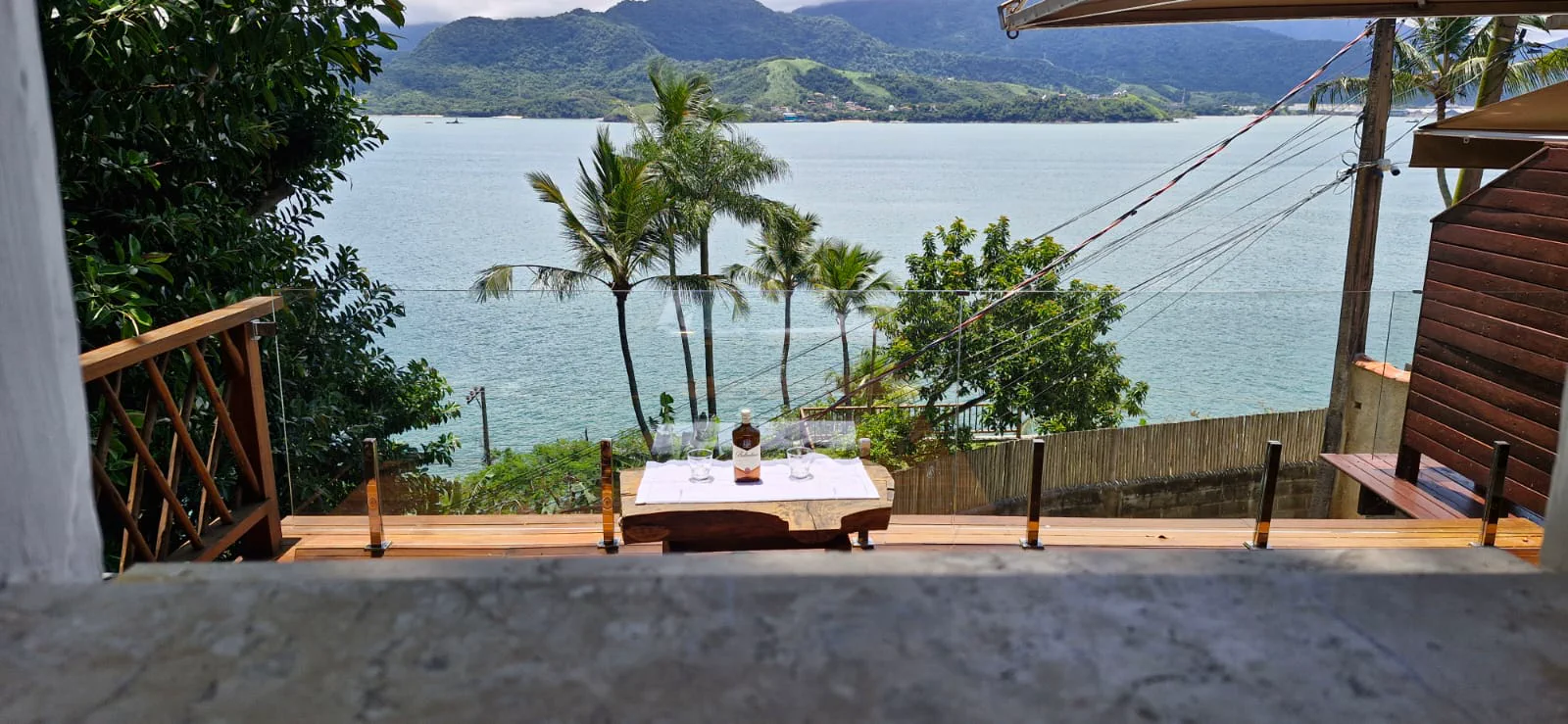Vista do deck para o mar e as montanhas