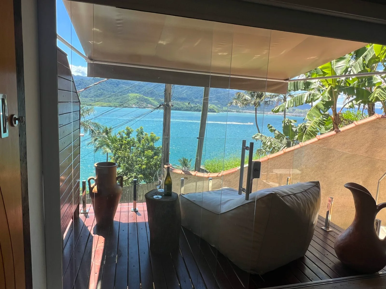 Varanda envidraçada do Chalé Terapia com vista para o mar de Ilhabela