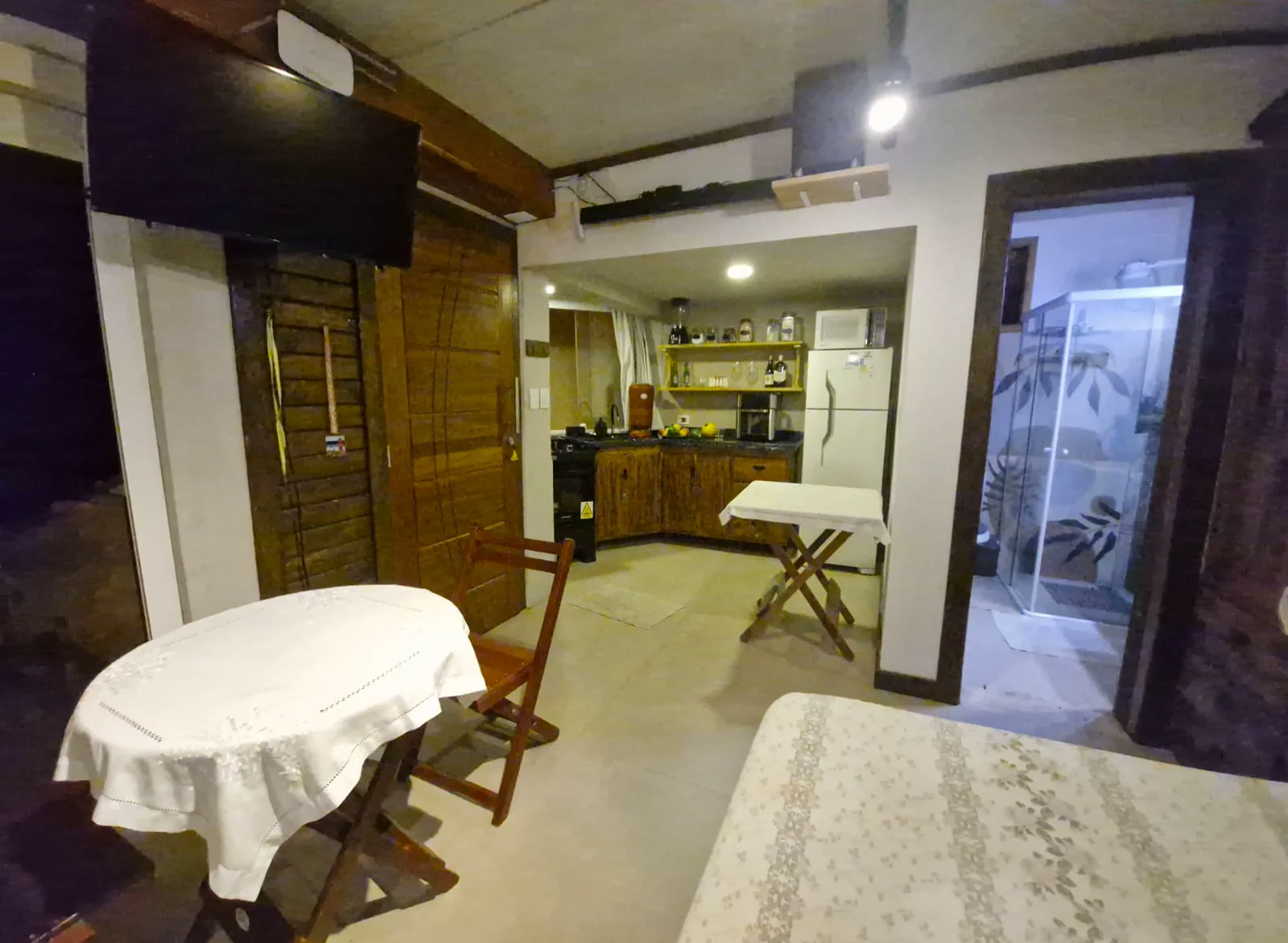 Varanda coberta com poltrona e mesa lateral