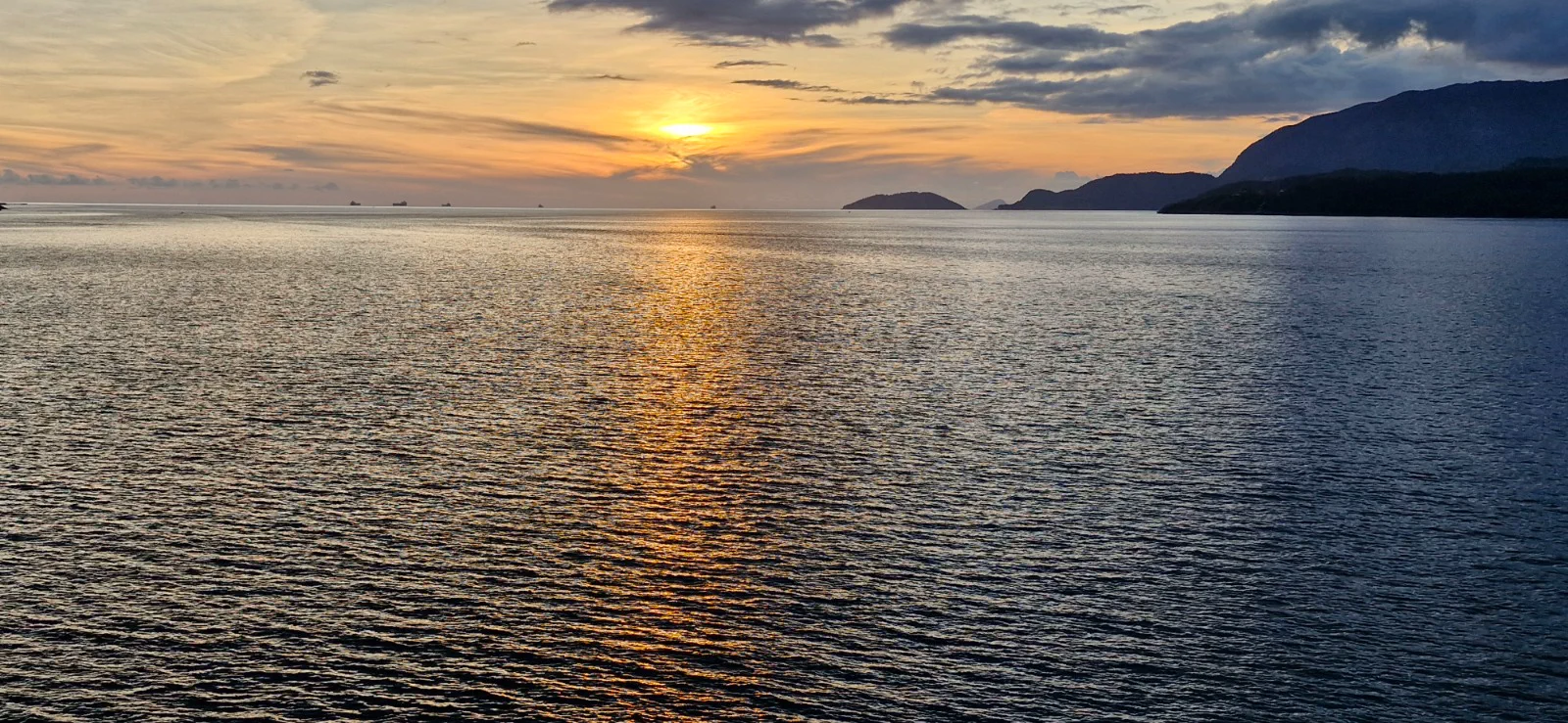 Pôr do sol refletido no mar de Ilhabela