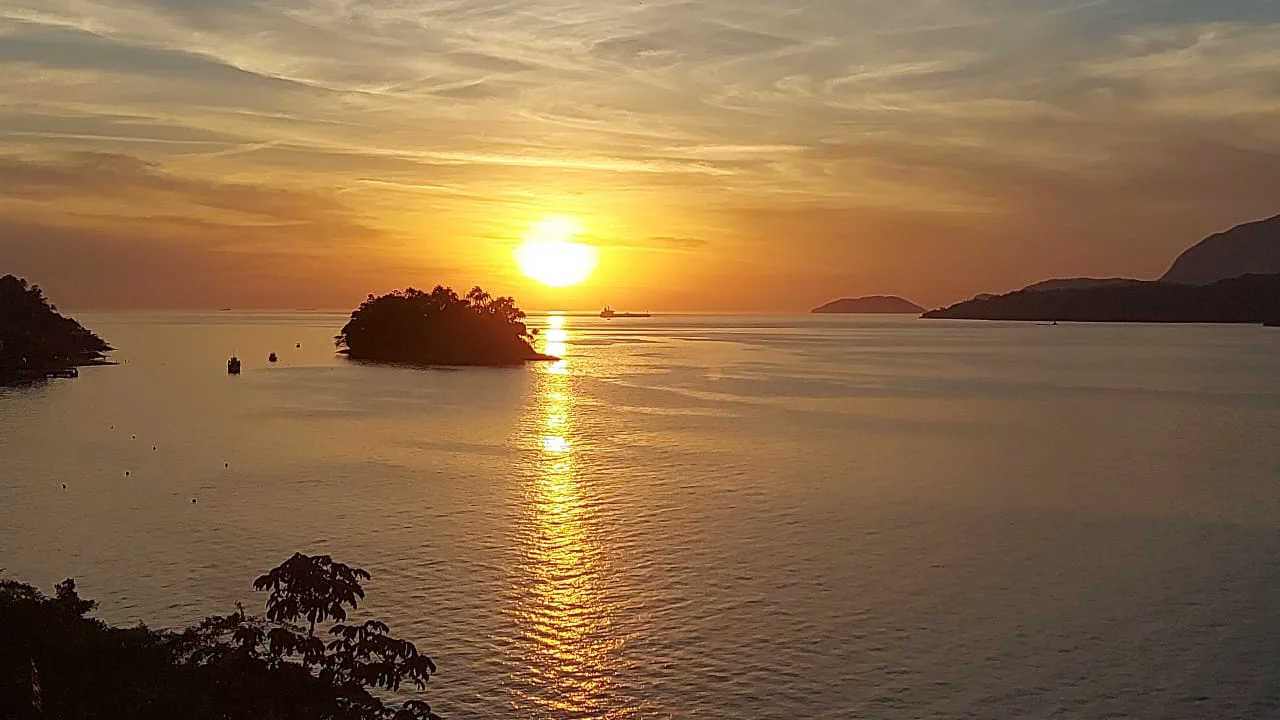 Pôr do sol sobre o mar de Ilhabela visto do Refúgio Ilhote