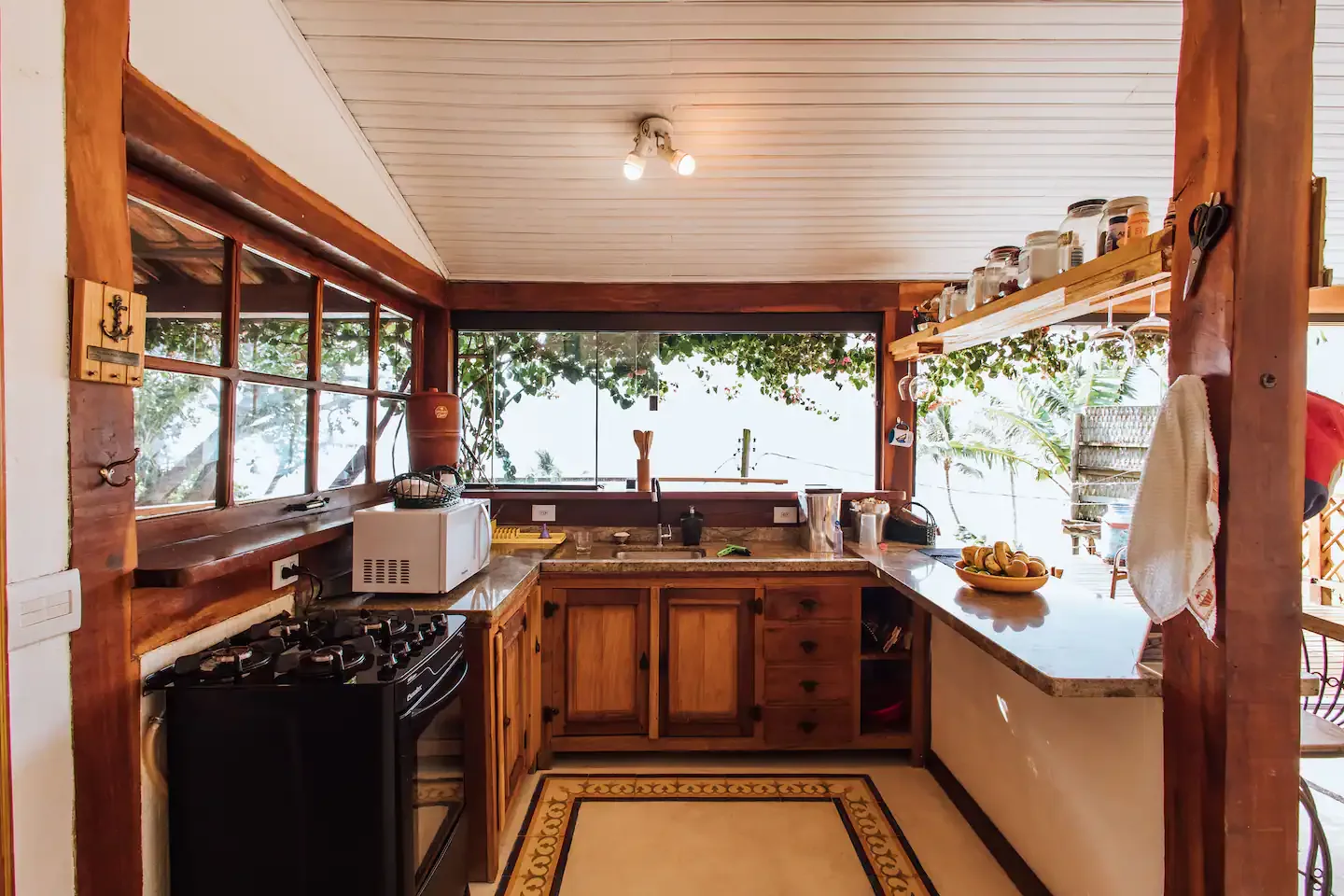 Cozinha em ilha, integrada aos ambientes de convivência da Casa dos Tucanos