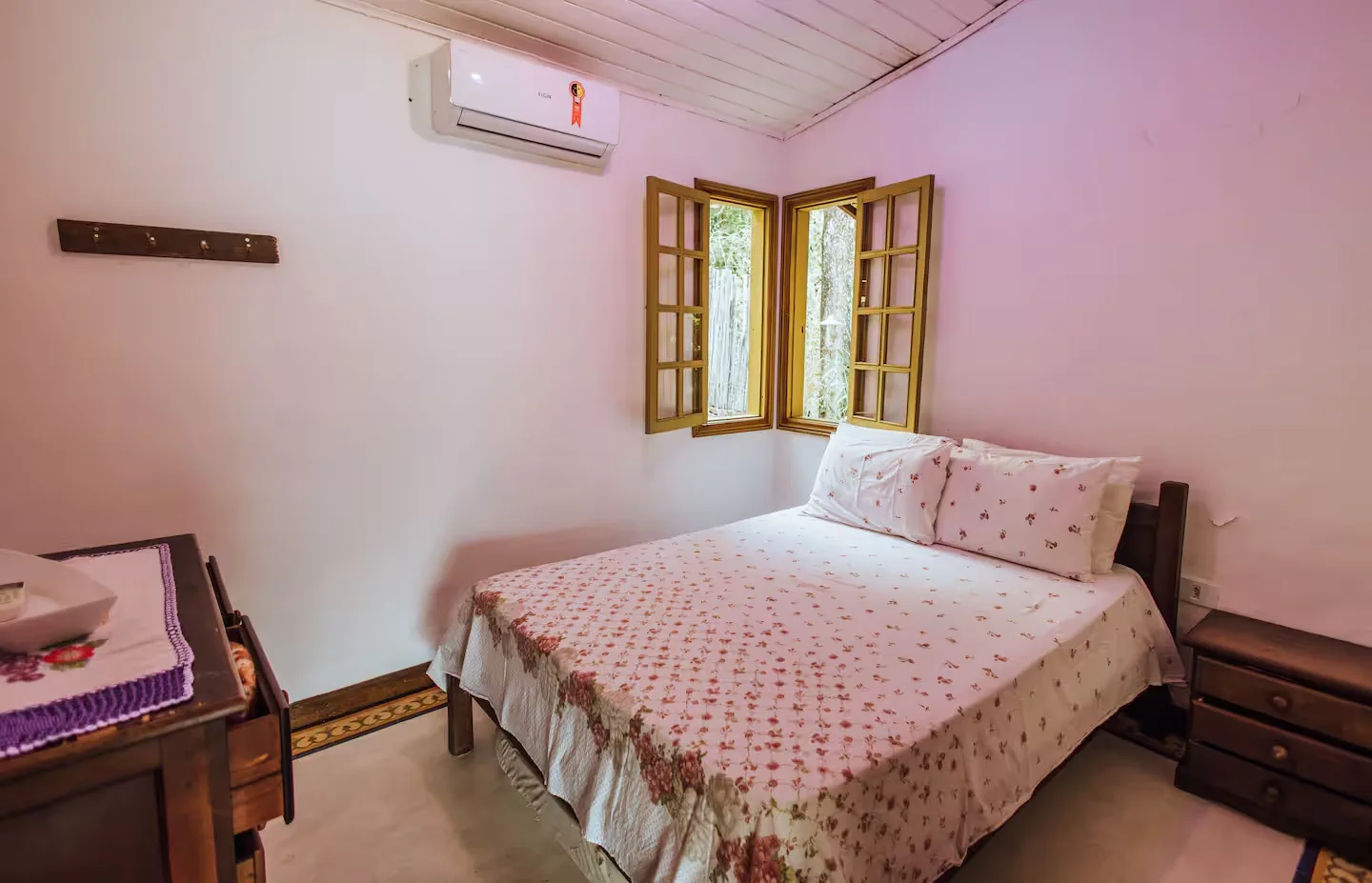 Segunda suíte com cama de casal e ar-condicionado